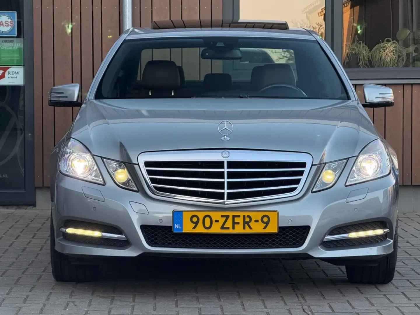 Mercedes-Benz E 250 250 CGI Aut Leder Xenon Schuifdak 19'' Šedá - 2