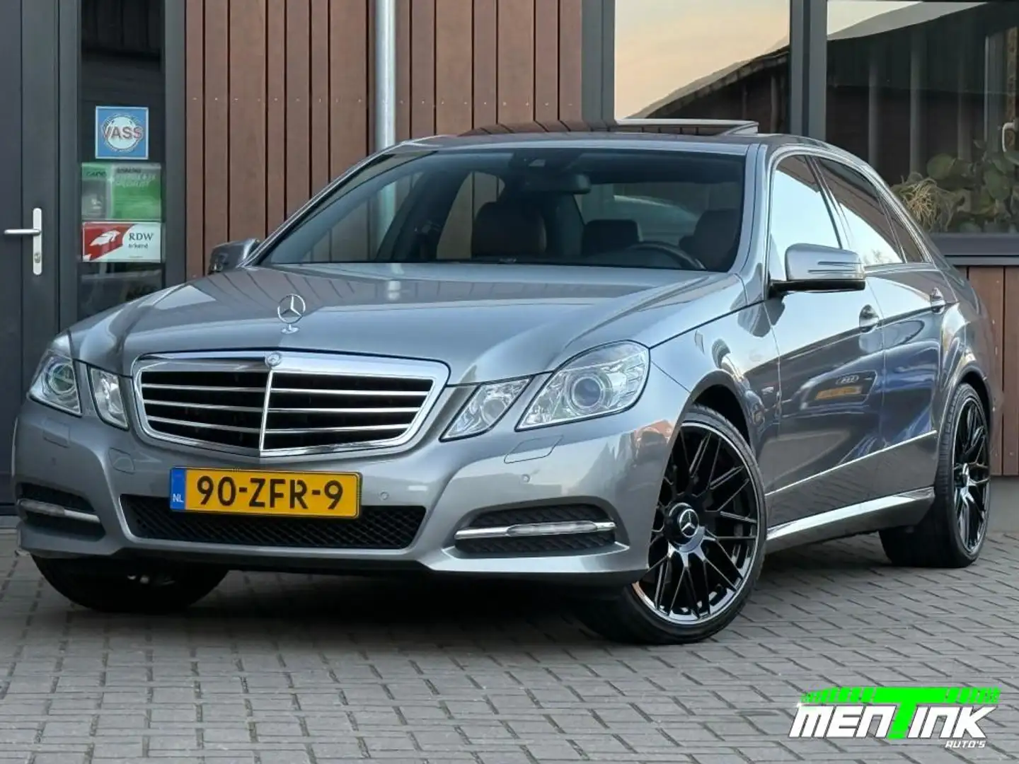 Mercedes-Benz E 250 250 CGI Aut Leder Xenon Schuifdak 19'' Šedá - 1