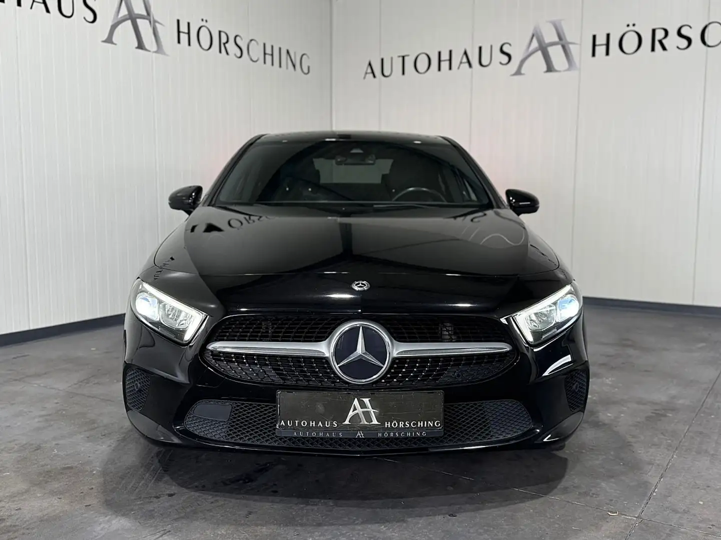Mercedes-Benz A 180 d Limousine Aut.//AMBIENTE//SITZHEIZUNG// Schwarz - 2