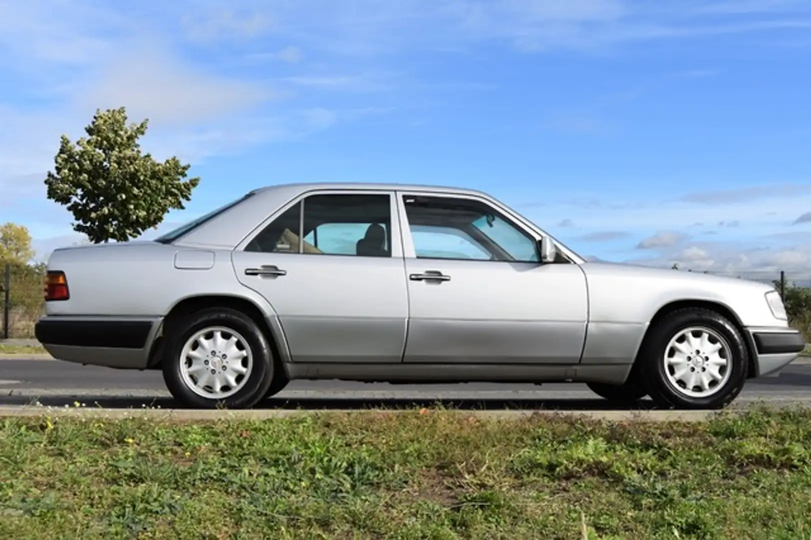 Mercedes-Benz E 280 KLIMA +2.HAND+SCHECKHEFT +HISTORIE+TÜV NEU Silber - 2