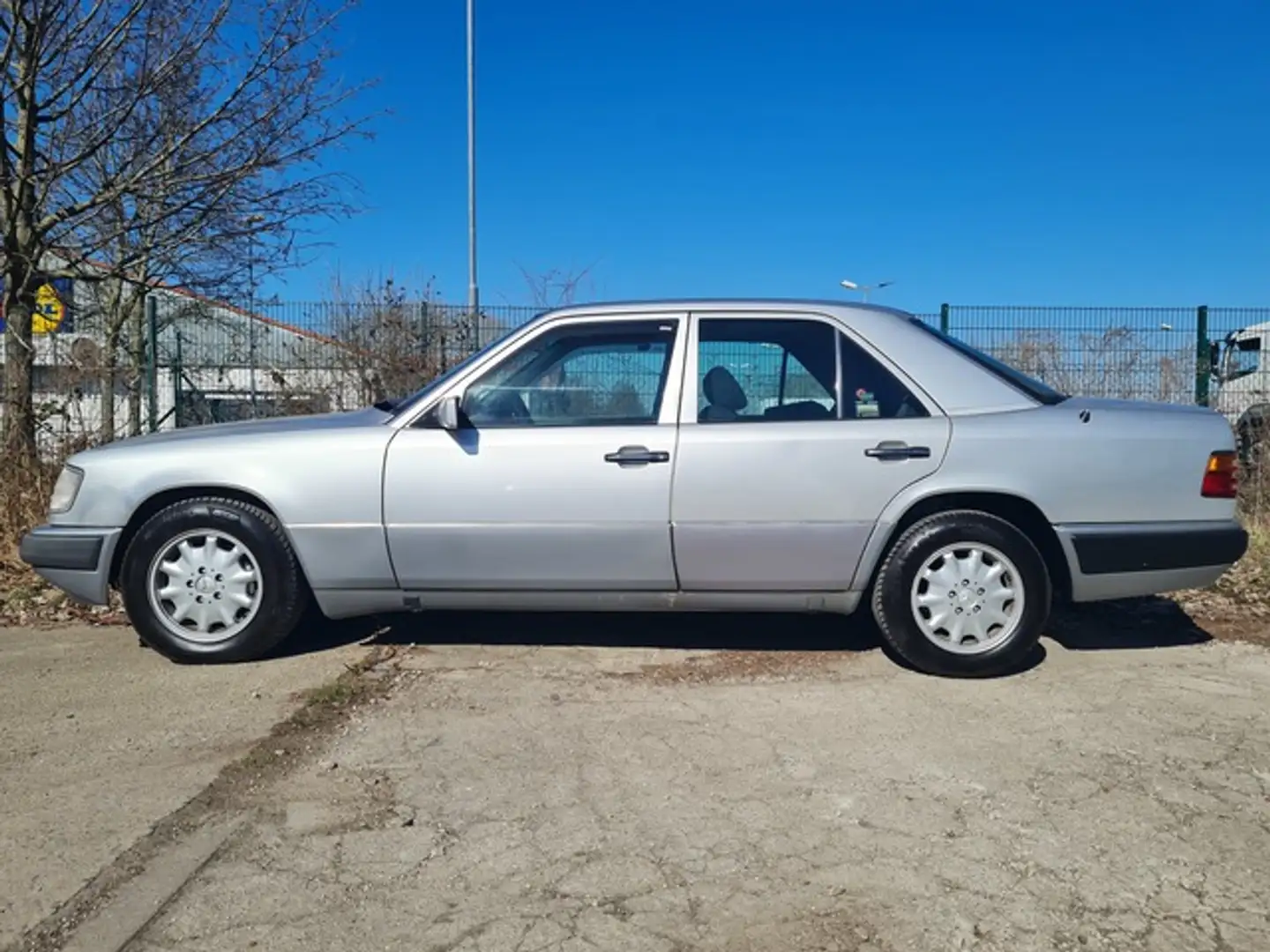 Mercedes-Benz E 280 KLIMA +2.HAND+SCHECKHEFT +HISTORIE+TÜV NEU Silber - 1