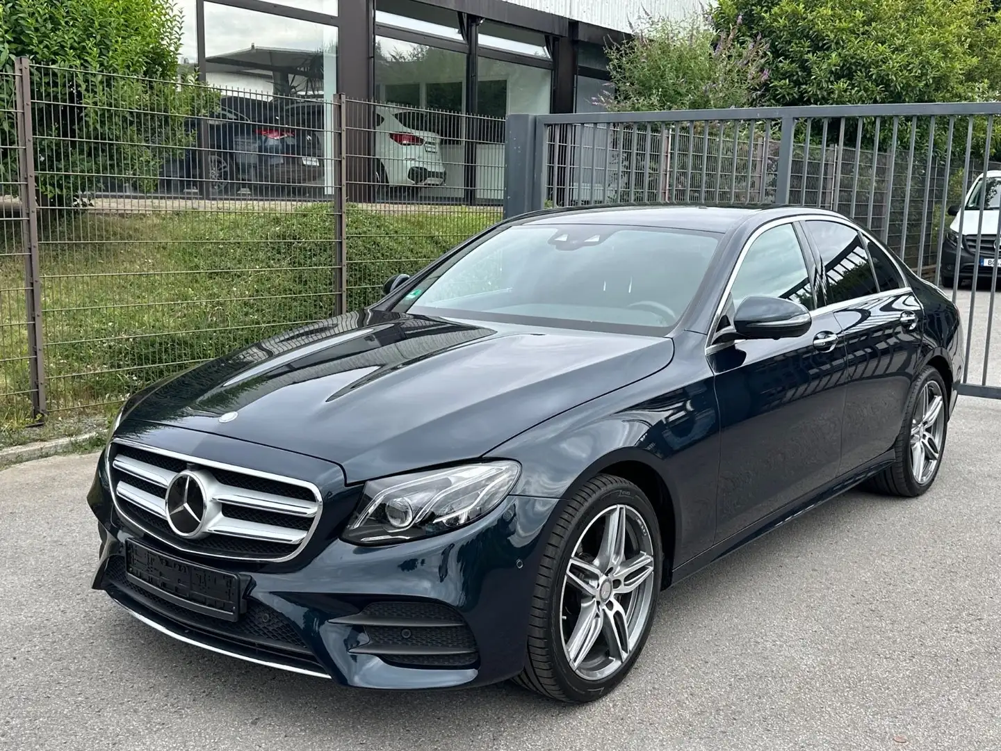 Mercedes-Benz E 220 d Lim. AMG Widescr. Ambiente 360 AHK DISTR Green - 1