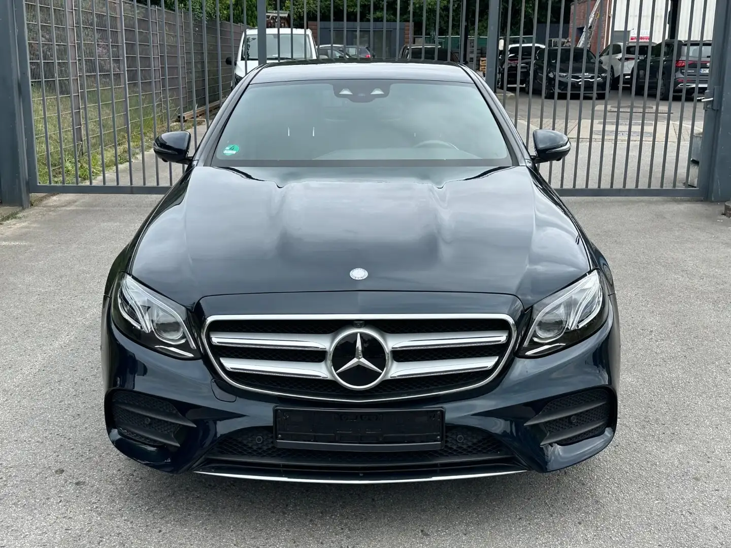 Mercedes-Benz E 220 d Lim. AMG Widescr. Ambiente 360 AHK DISTR Green - 2