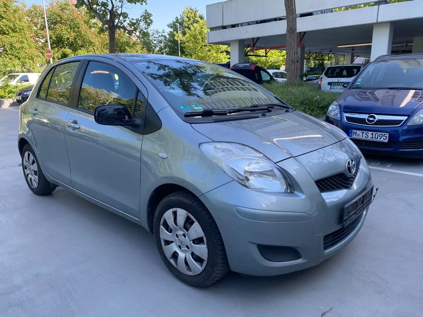 Toyota Yaris 1,0 Klima Euro 4 tel. 01708044052 Grau - 1