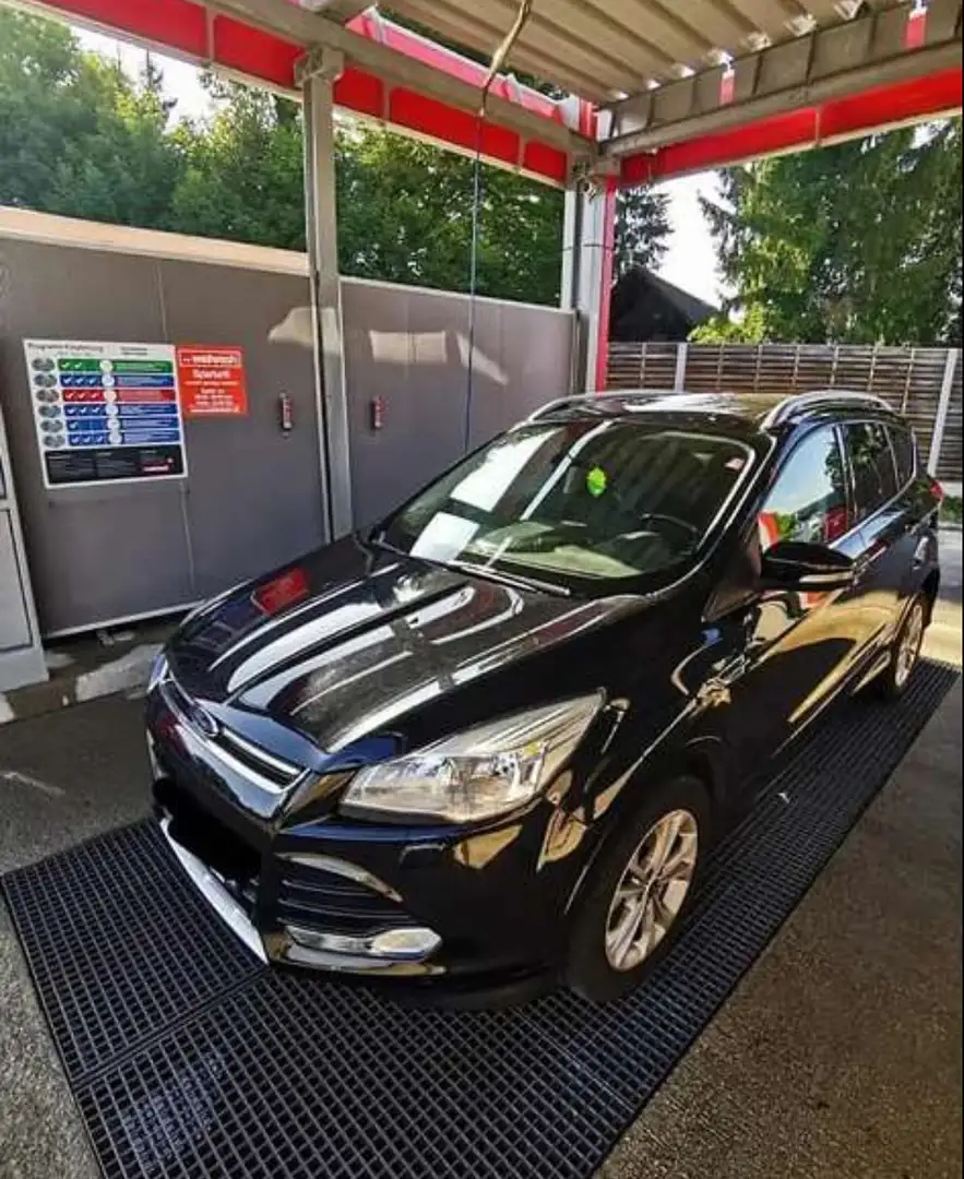 Ford Kuga 2.0 TDCi 2x4 Titanium Schwarz - 1
