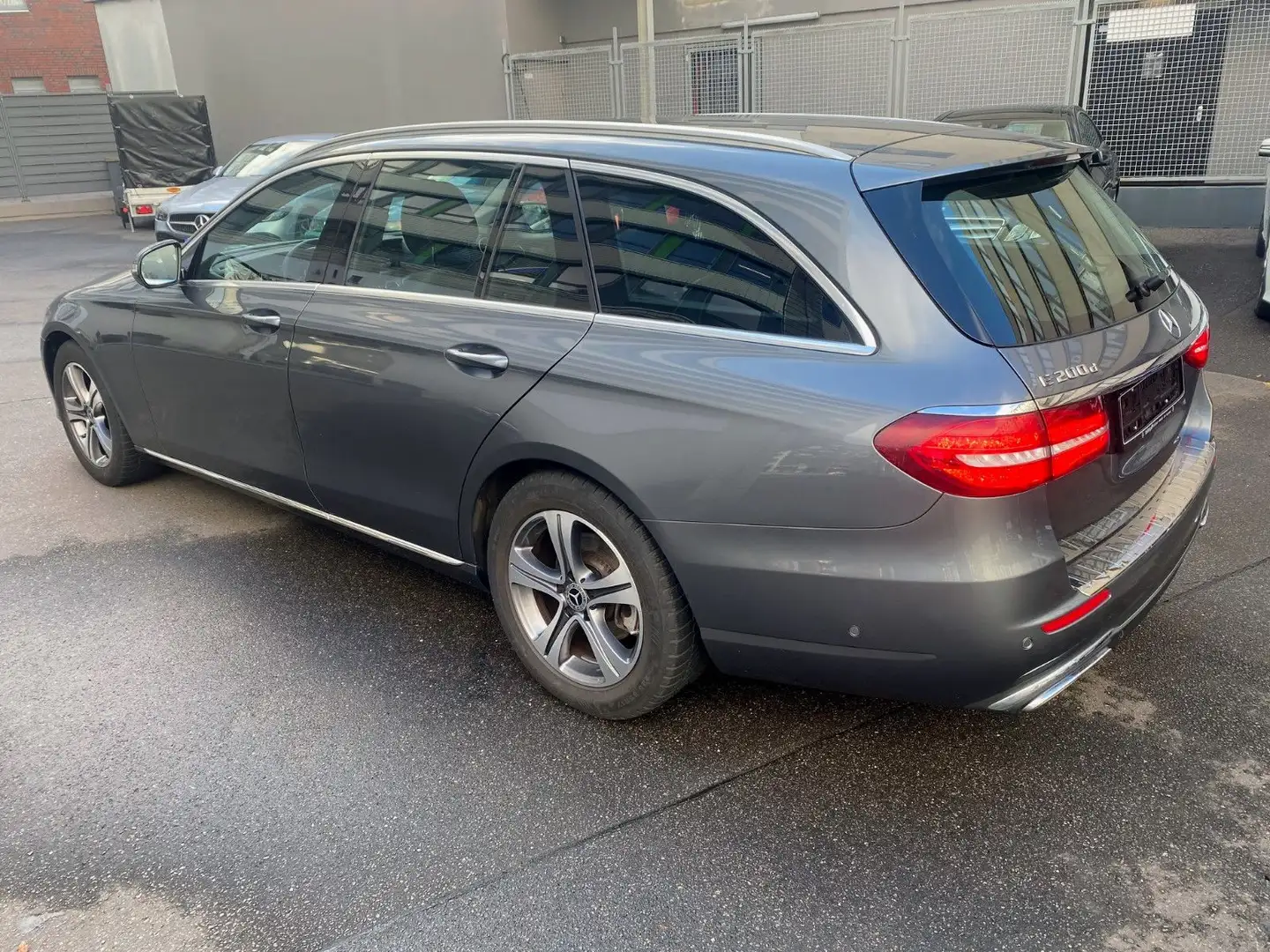 Mercedes-Benz E 200 d T Avantgarde LED/Kamera/Navi/TW/MBSheft Grau - 2