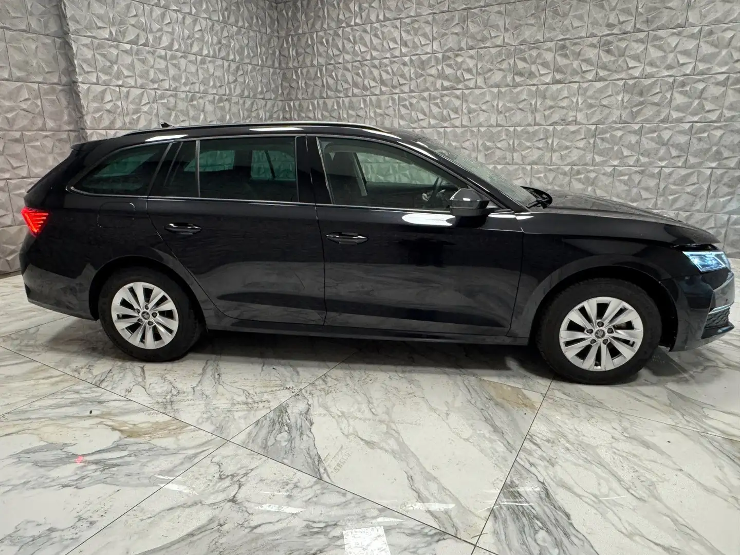 Skoda Octavia Combi 1.5 TSI mHEV 85 kW Selection Schwarz - 2
