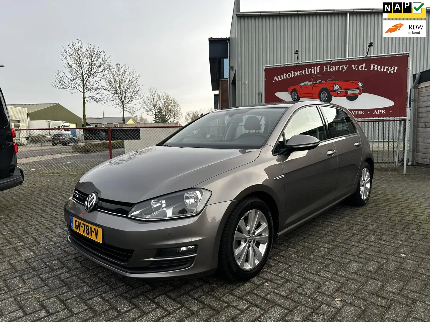 Volkswagen Golf 1.0 TSI Comfortline | Navigatie | Climate Control Grigio - 1