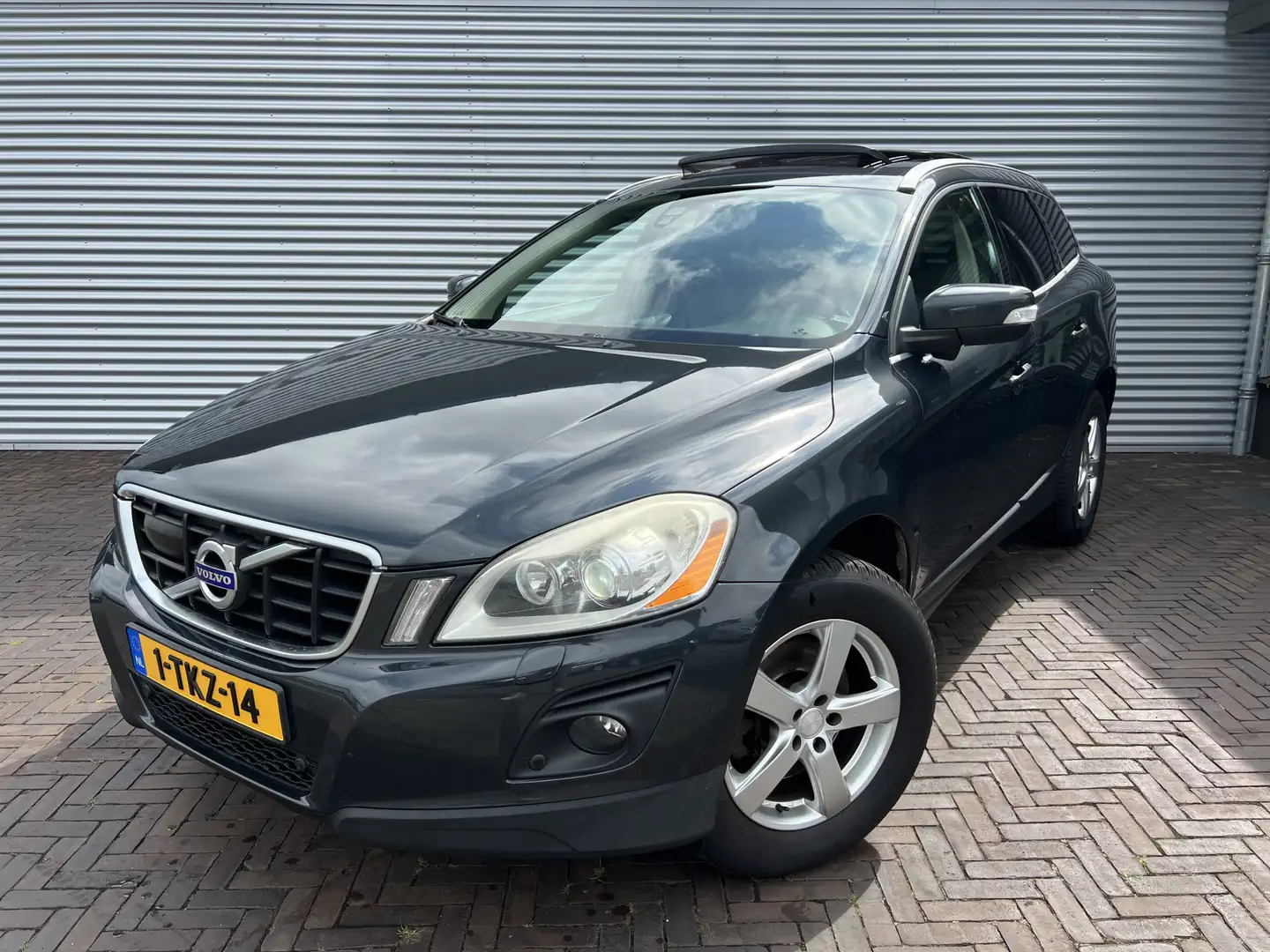 Volvo XC60 2.4D Summum PANORAMADAK! Grijs - 1
