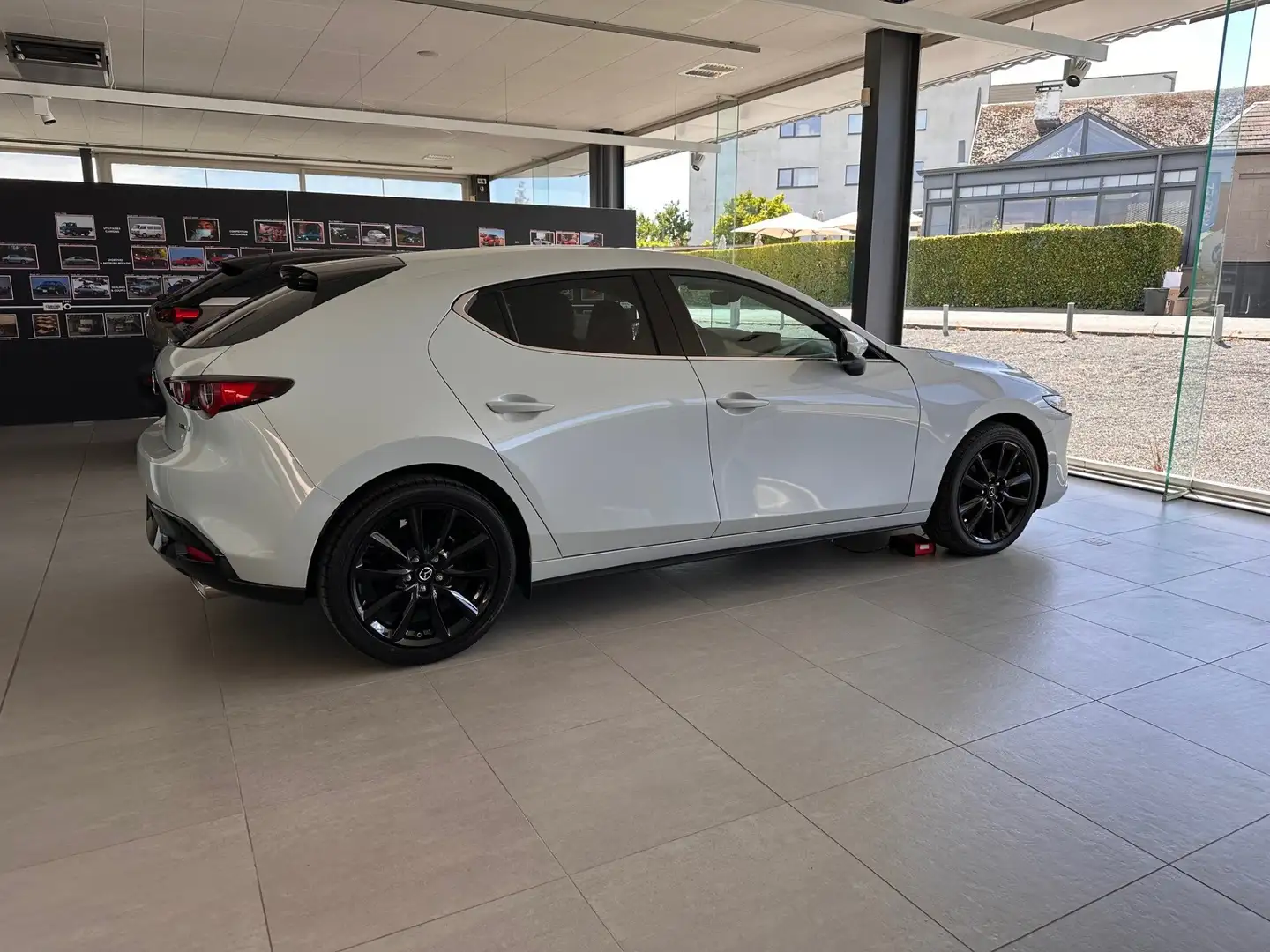Mazda 3 Hatchback 2.0i e-Skyactiv-X Takumi Blanc - 2