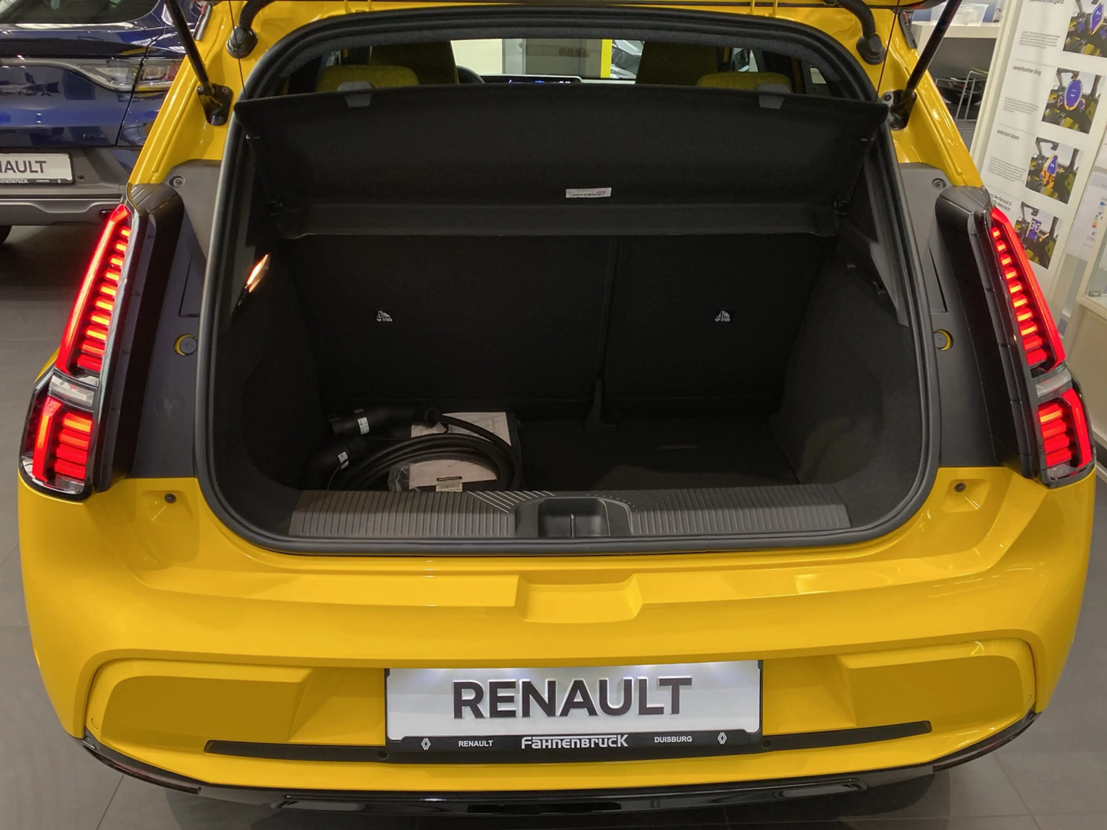 Renault R 5 E-Tech Iconic 150 Comfort Range ACC Navi — photo 8
