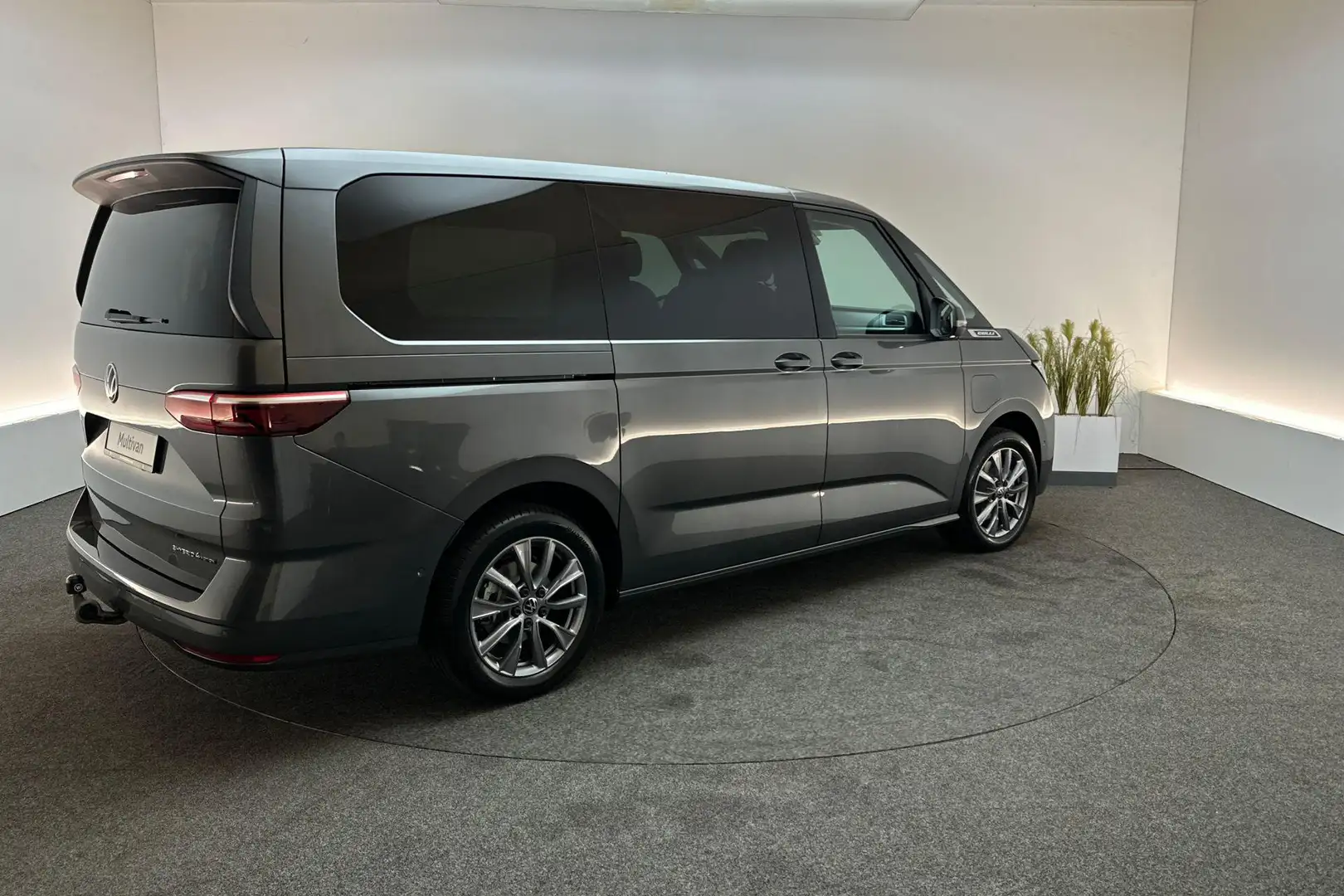 Volkswagen Bulli Edition L2 1.5 245pk DSG eHybrid Grijs - 2