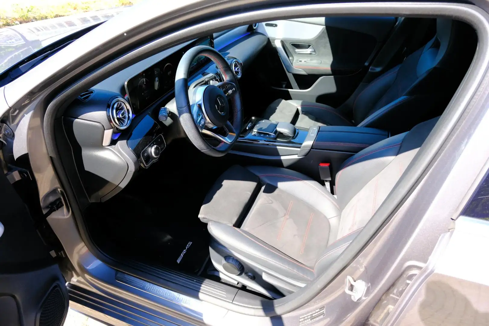 Mercedes-Benz A 180 d AMG Aut. Leder/Alcantara|Navi|Clima|LMV Grijs - 2