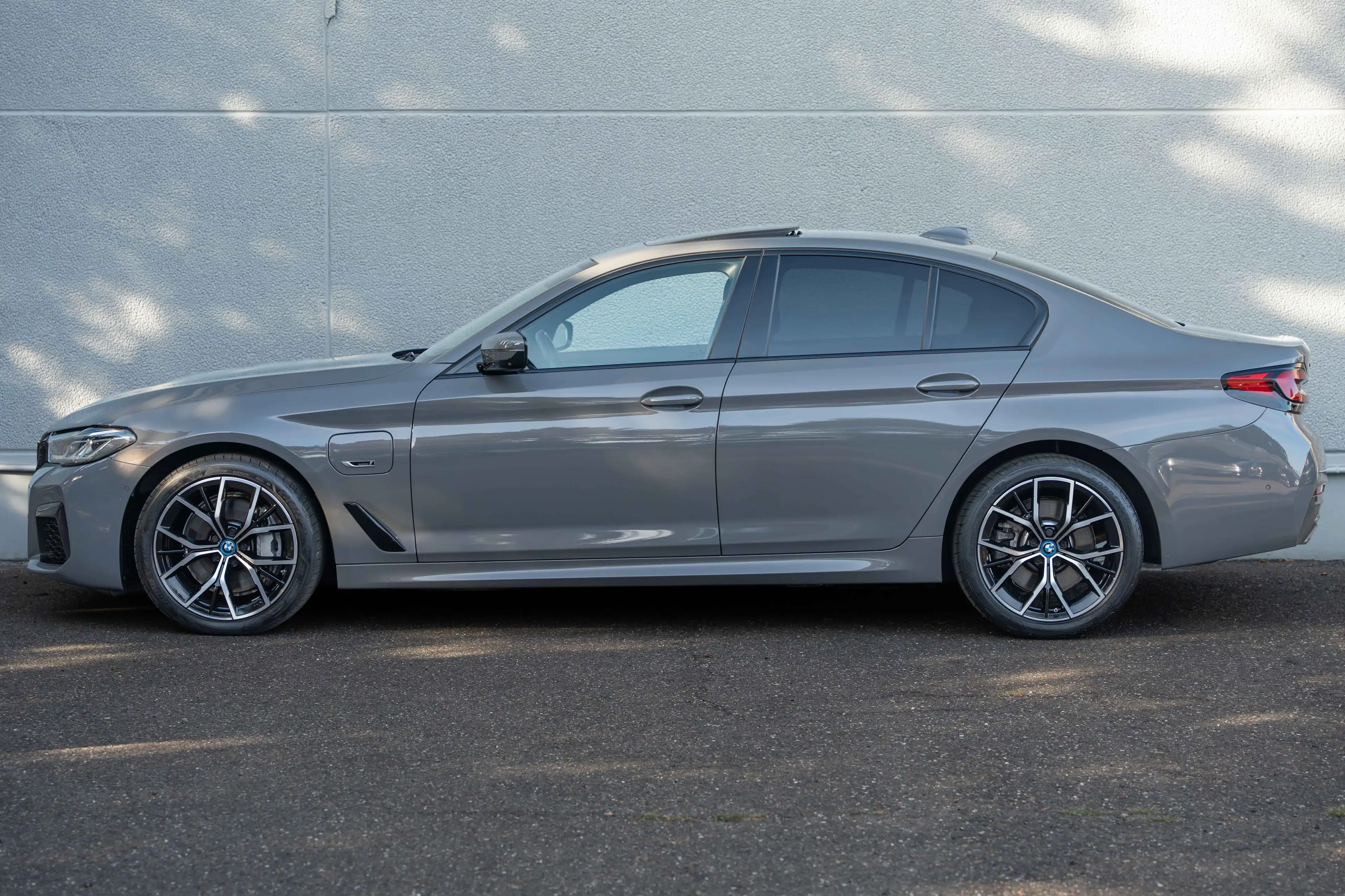 BMW 545 e xDrive M-SPORT/LASER/OPENDAK/HUD/H&K/19"/360°/MEMORY/ACC — photo 5
