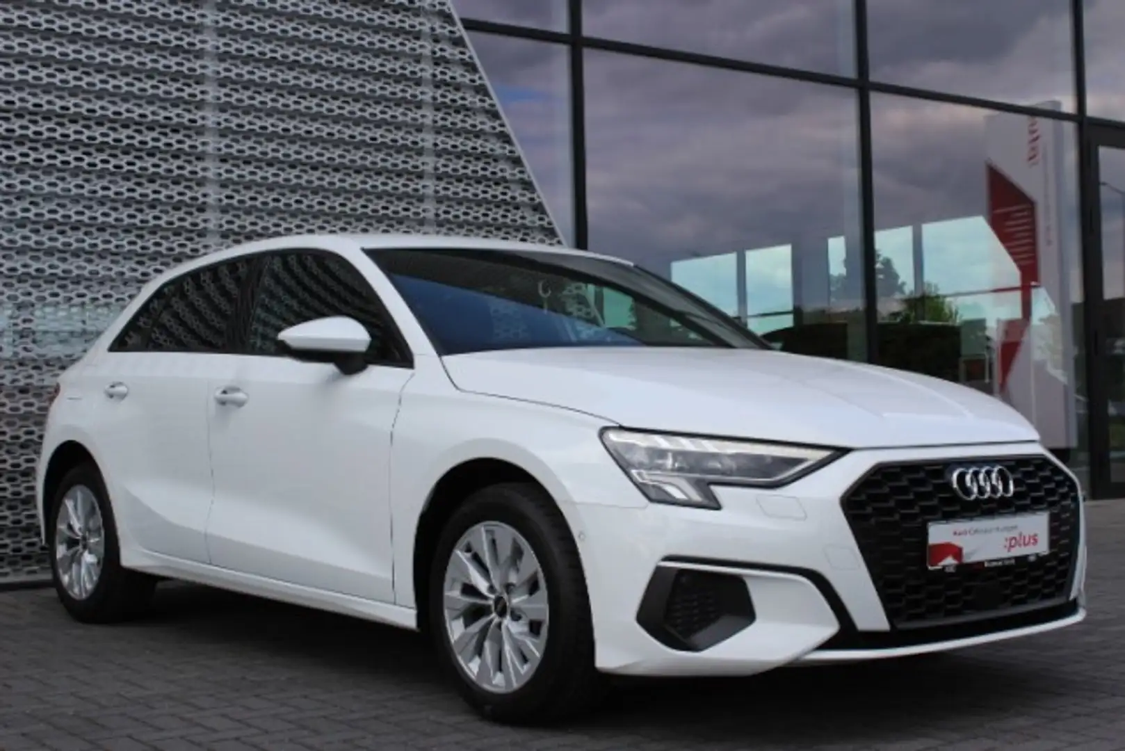 Audi A3 Sportback 40 TFSI e S tronic LED Navi GRA APS SHZ Weiß - 2