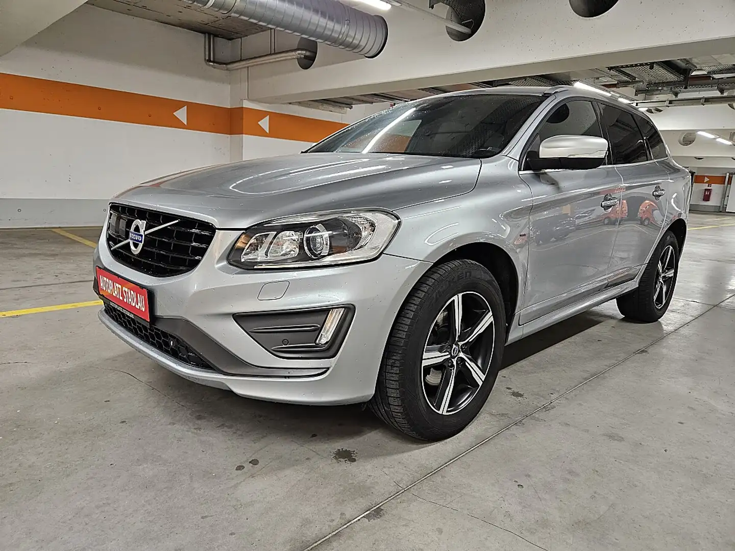Volvo XC60 D4 Momentum R-Design Geartronic Grau - 1