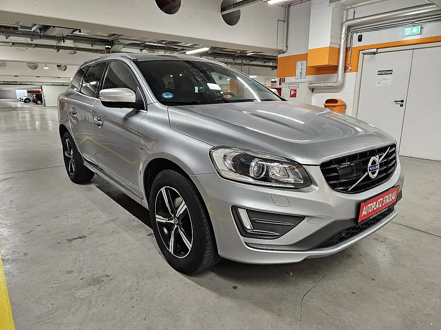 Volvo XC60 D4 Momentum R-Design Geartronic Grau - 2