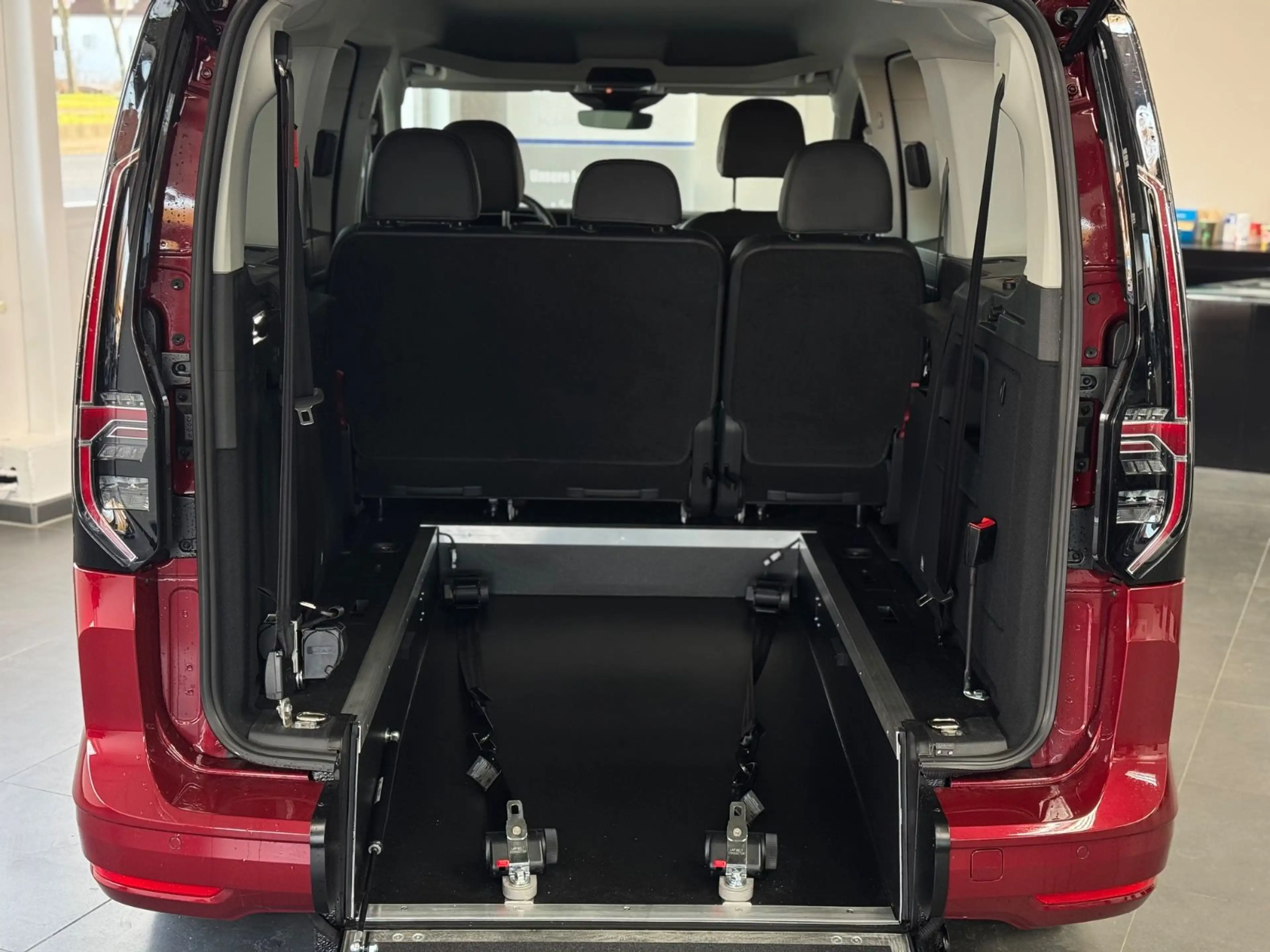 Volkswagen Caddy Maxi Style DSG TSI Rollstuhlgerecht-Rampe — photo 11