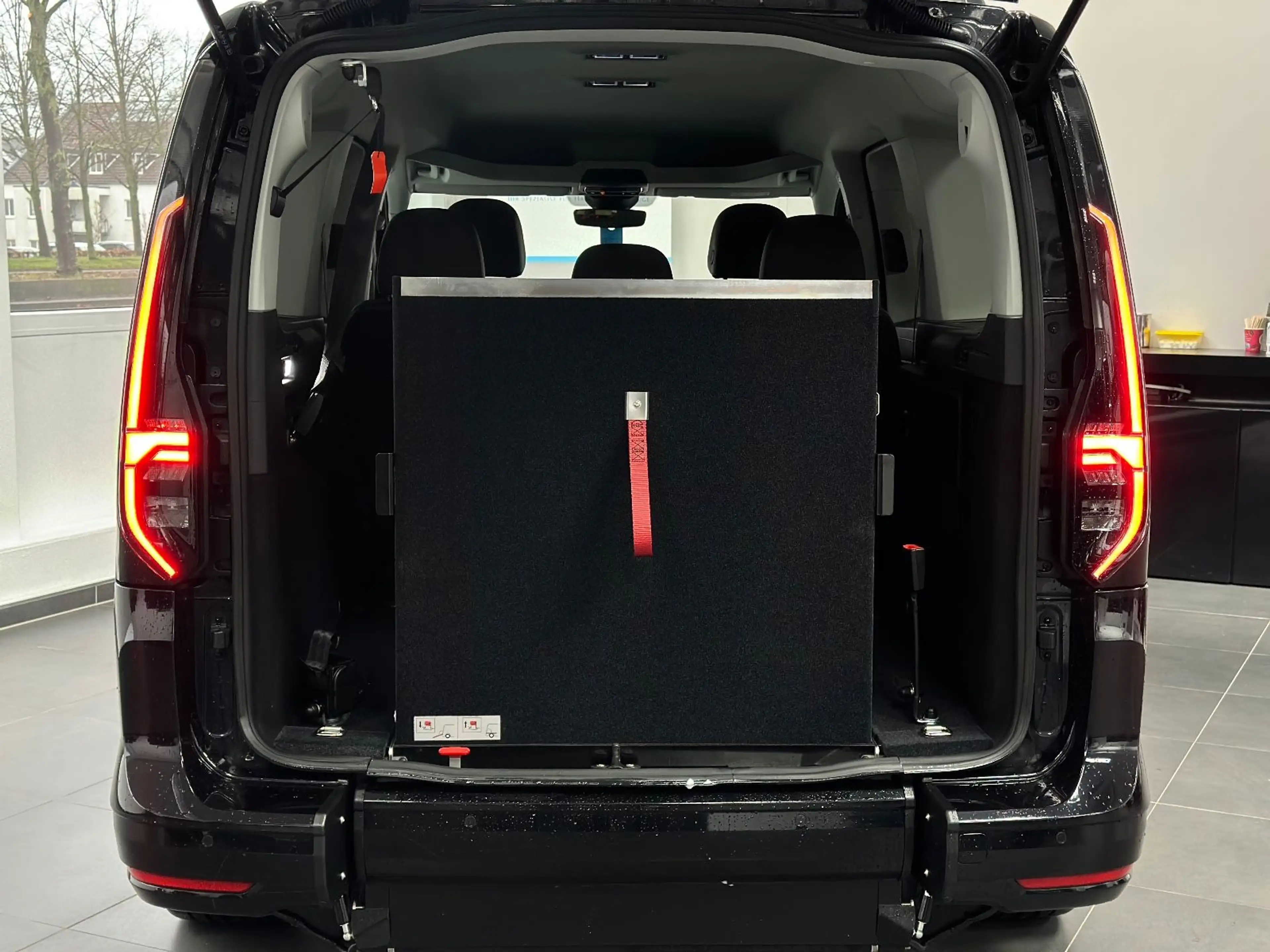 Volkswagen Caddy Maxi Style DSG TSI Rollstuhlgerecht-Rampe — photo 9