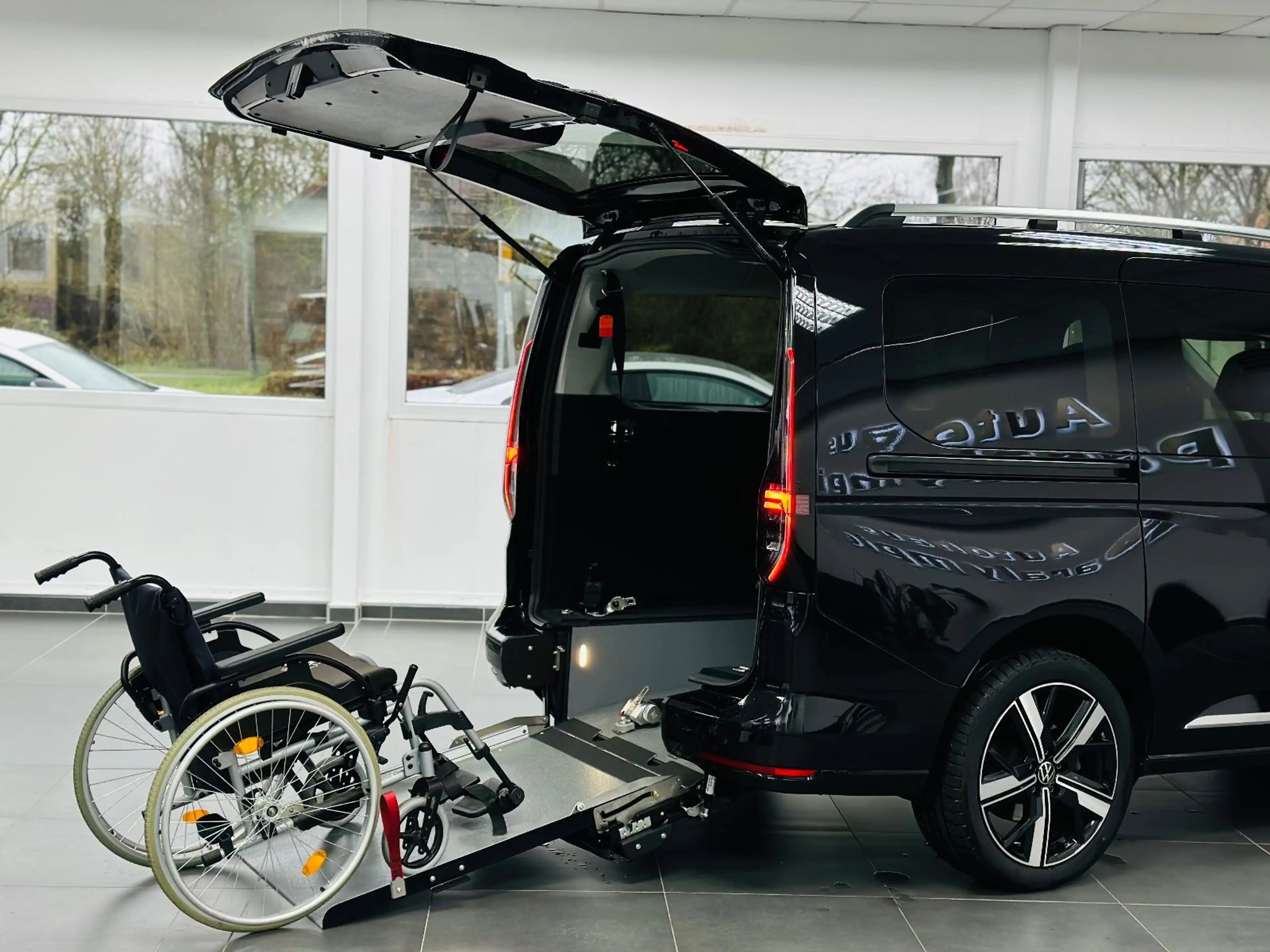 Volkswagen Caddy Maxi Style DSG TSI Rollstuhlgerecht-Rampe — photo 8