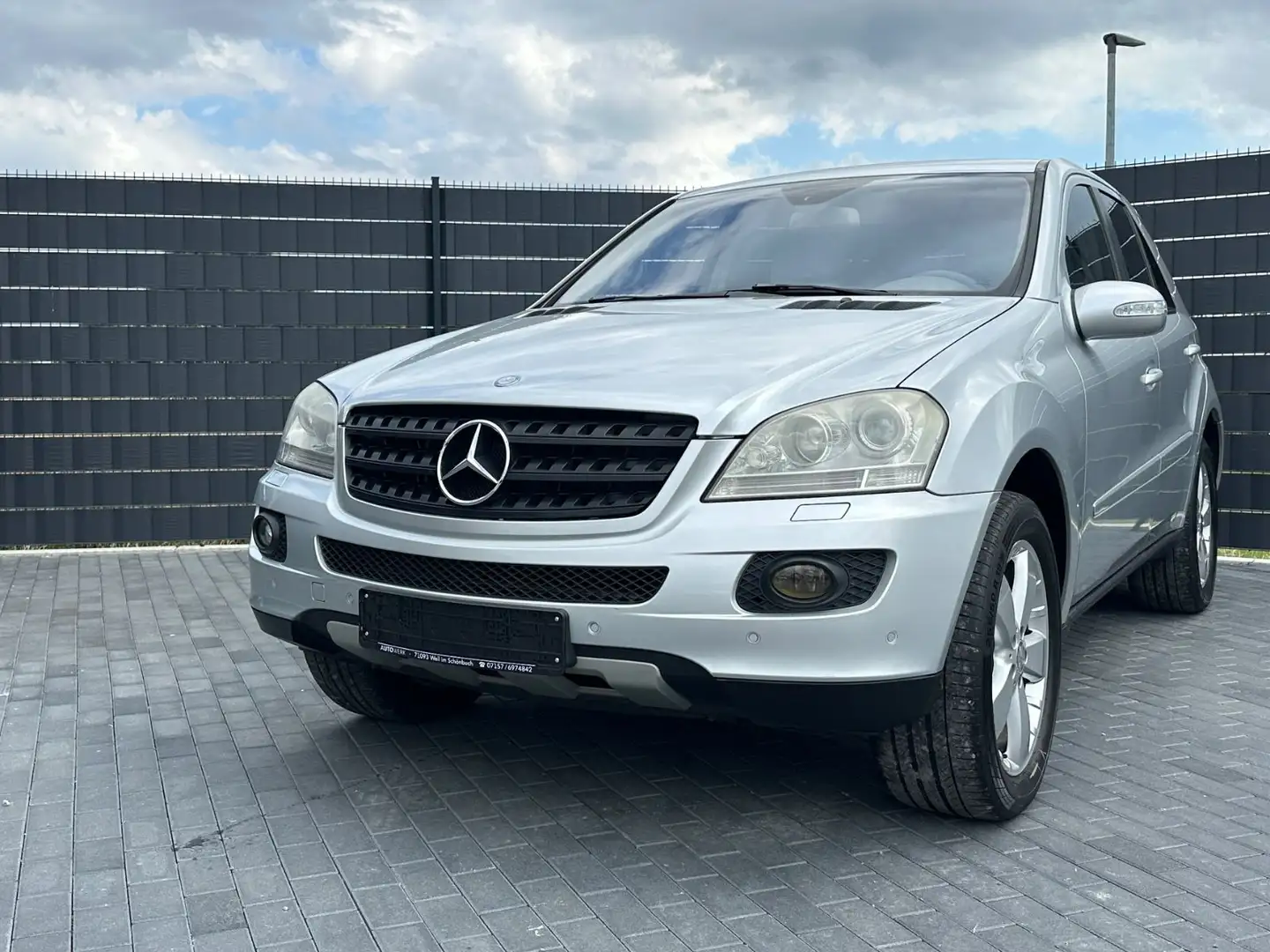 Mercedes-Benz ML 350 4-MATIC*7G*AIRMATIC*COMAND*BI-XENON*LEDER Plateado - 1