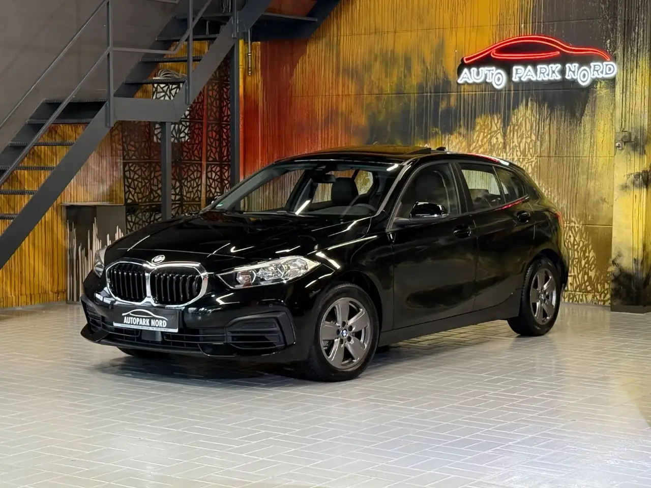BMW 118 i Advantage Aut. PANORAMA~LEDER~NAVI~SHZ~