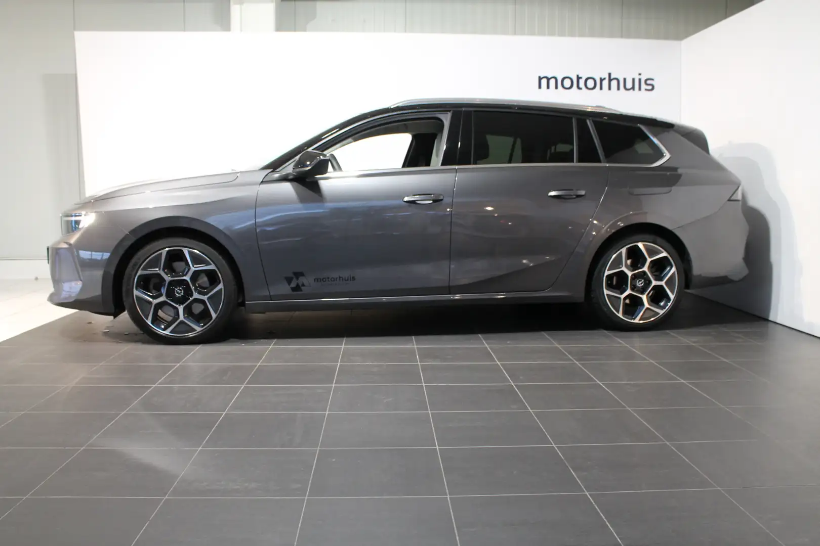 Opel Astra Sports Tourer 1.6 T PHEV 180PK Elegance | Winterpa Grijs - 2