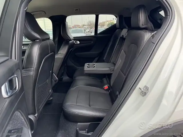 Volvo XC40 view 11