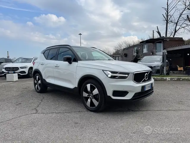Volvo XC40 view 3