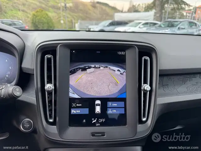Volvo XC40 view 8