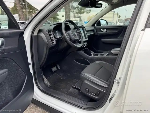 Volvo XC40 view 5