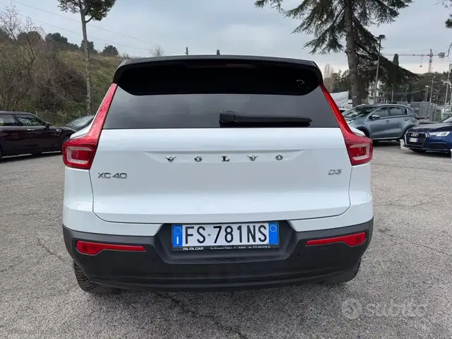 Volvo XC40 view 14