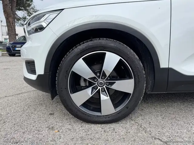 Volvo XC40 view 4