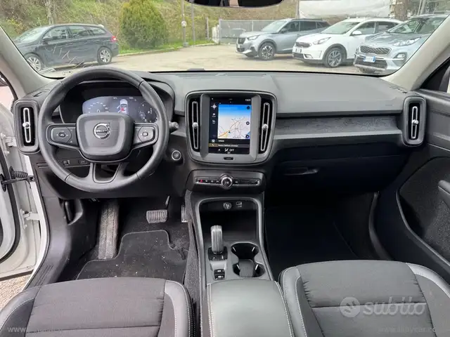 Volvo XC40 view 12
