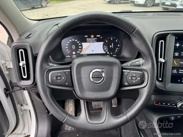 Volvo XC40 view 6