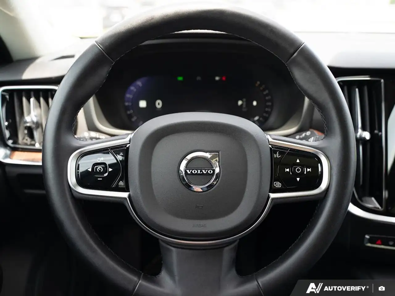 Volvo V60 Cross Country снимка Volvo V60 Cross Country