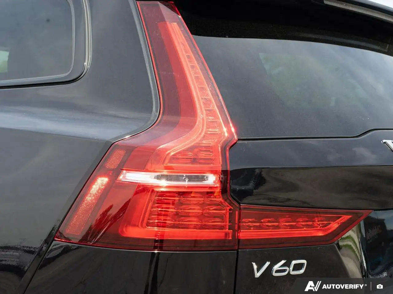 Volvo V60 Cross Country снимка Volvo V60 Cross Country