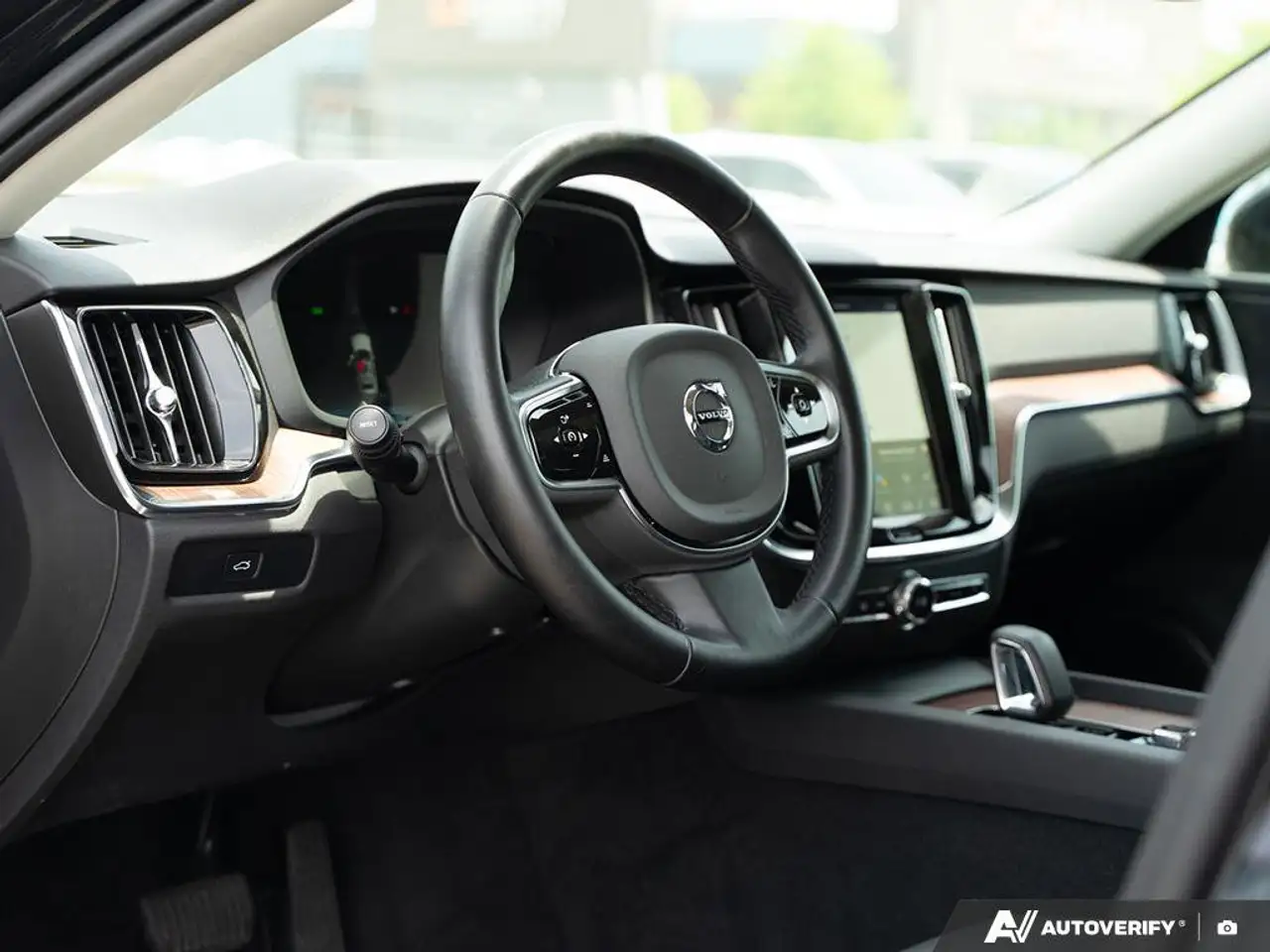 Volvo V60 Cross Country снимка Volvo V60 Cross Country