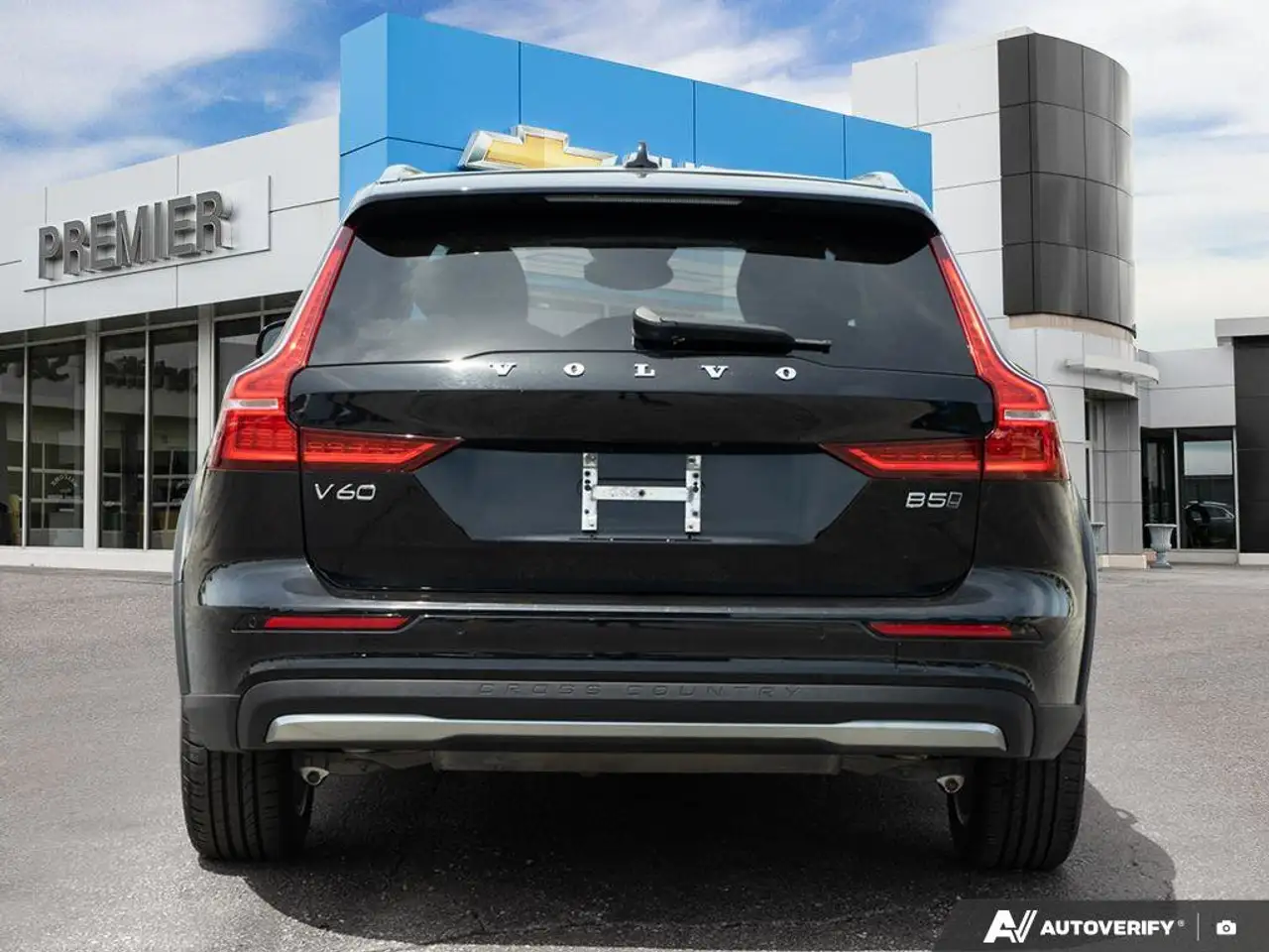 Volvo V60 Cross Country снимка Volvo V60 Cross Country