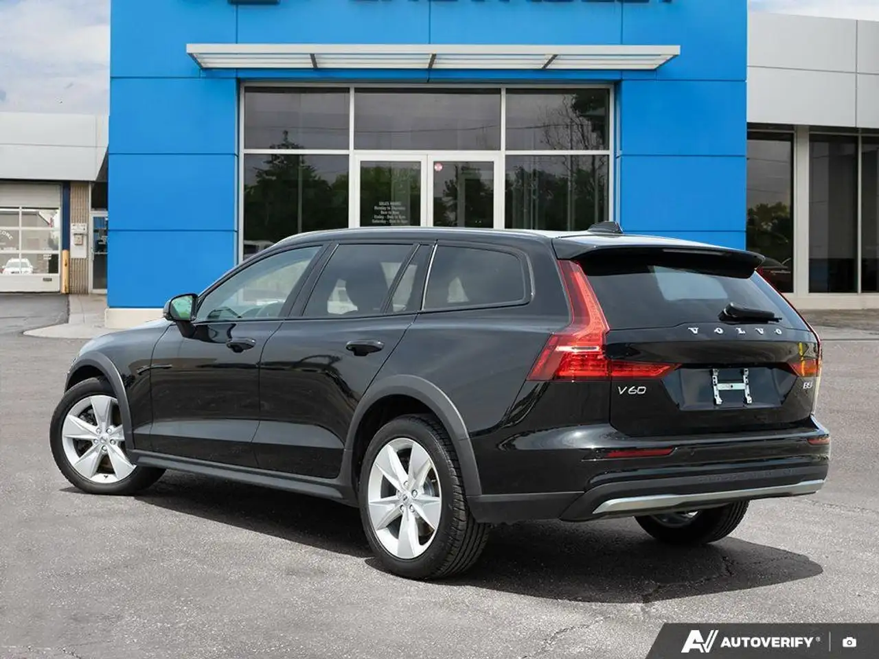 Volvo V60 Cross Country снимка Volvo V60 Cross Country