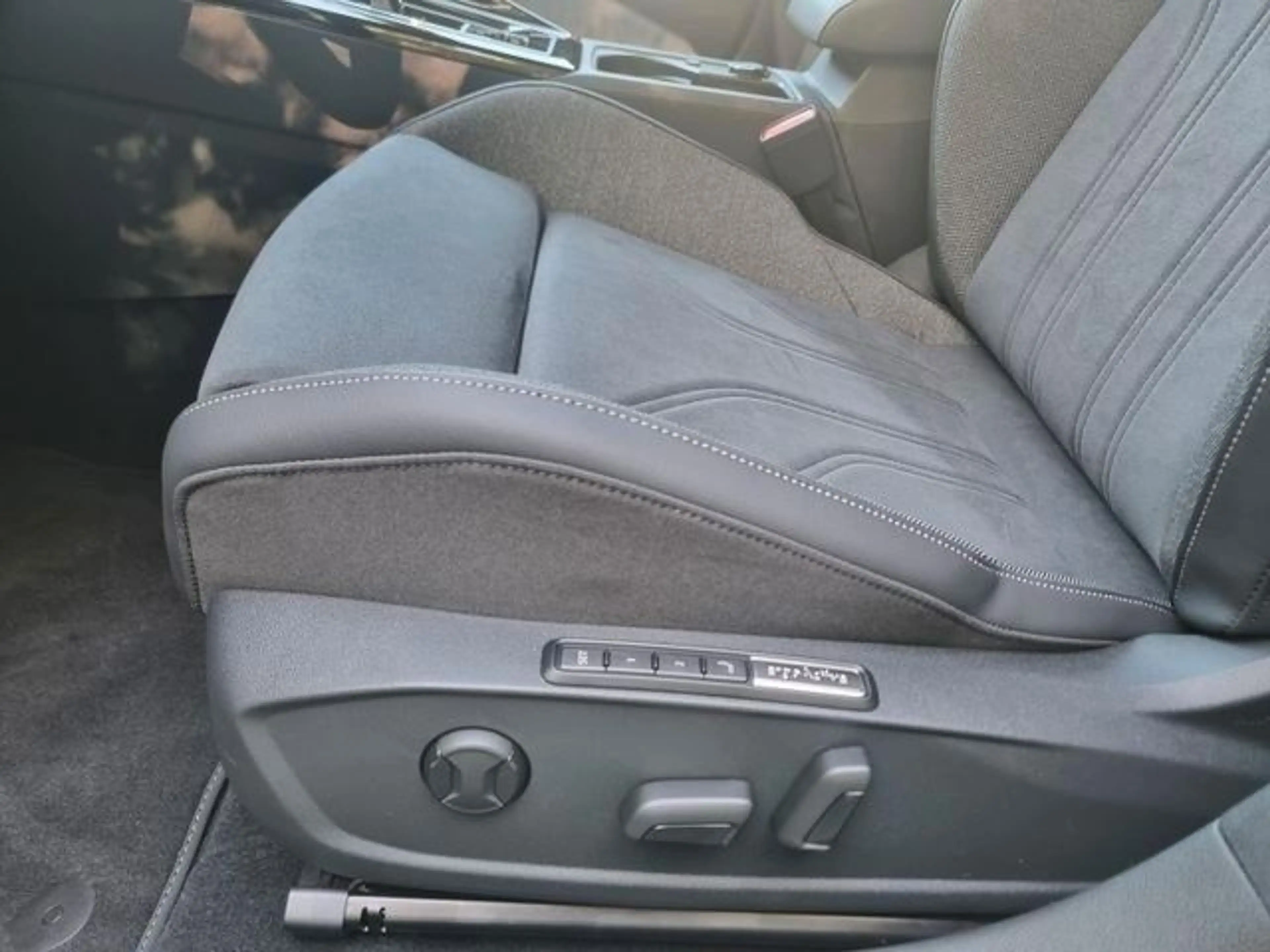 Volkswagen Golf VIII 2.0TDI Style T.Leder Massage Standheiz — photo 12