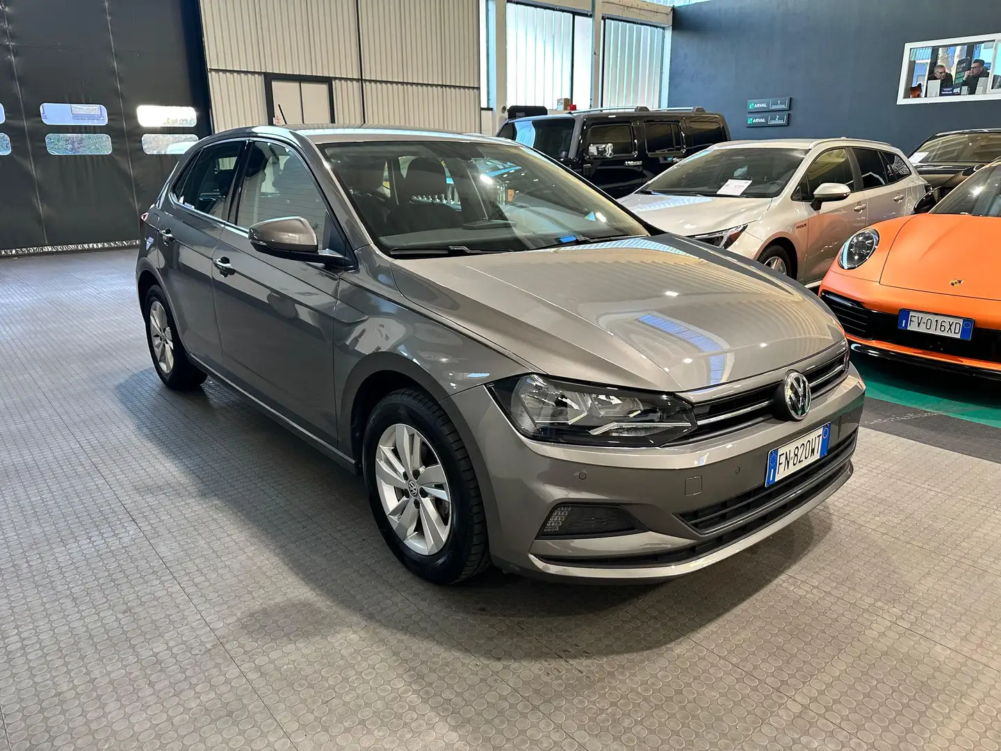 Volkswagen Polo Polo VI 2017 5p 1.0 mpi Comfortline 75cv Grigio - 2