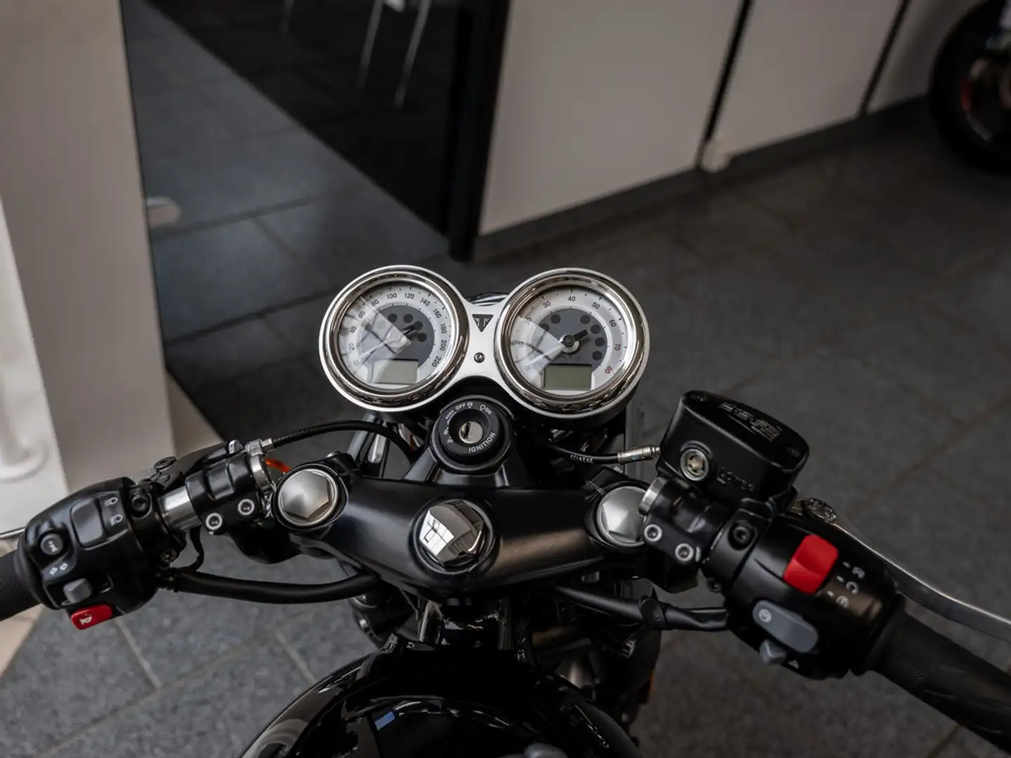 Triumph Thruxton 1200 Fekete - 2