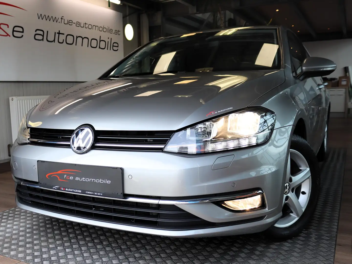 Volkswagen Golf 1,5 TSI Comfortline Grau - 1