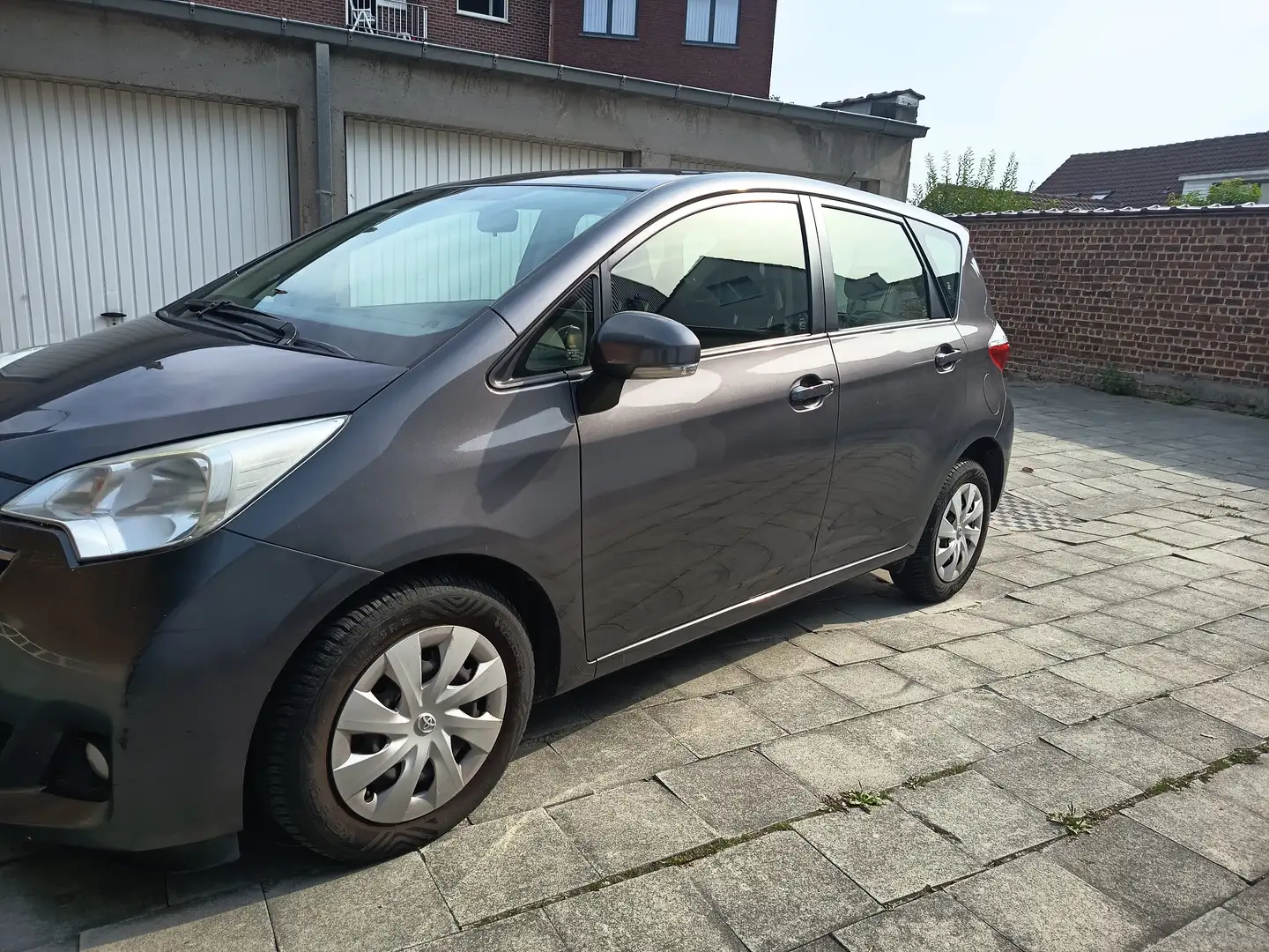 Toyota Verso-S Verso S 1.33 VVT-i Skyview * climatisation +GPS Grijs - 1