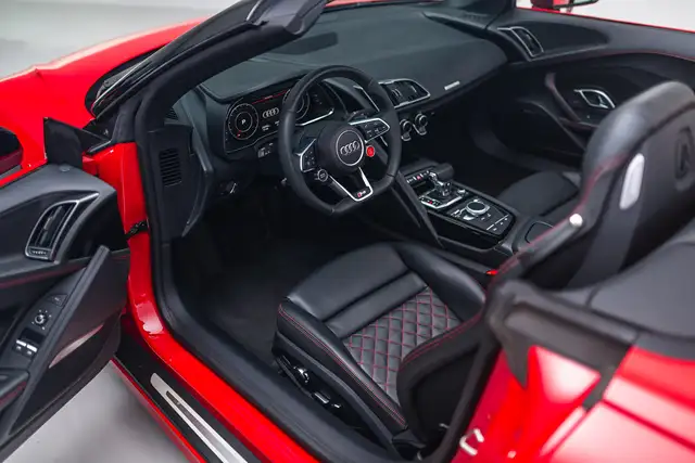 Audi R8 view 13