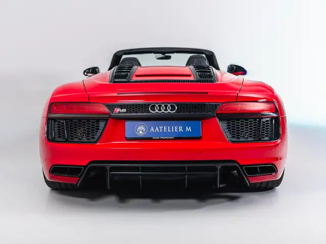 Audi R8 view 4