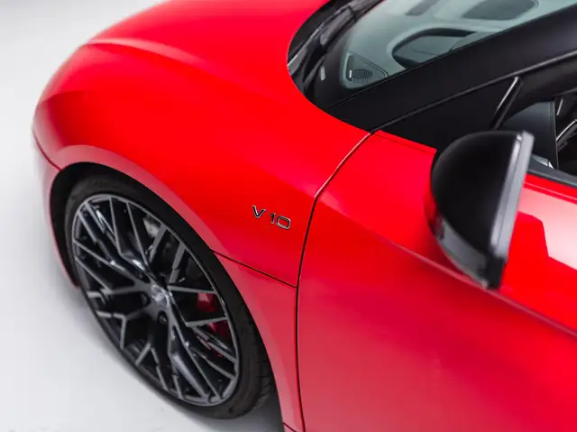 Audi R8 view 7