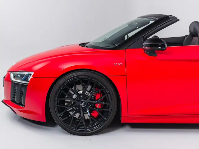 Audi R8 view 3