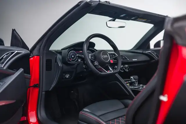 Audi R8 view 12